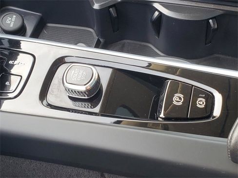 Certified 2025 Volvo XC60 B5 Plus image 27