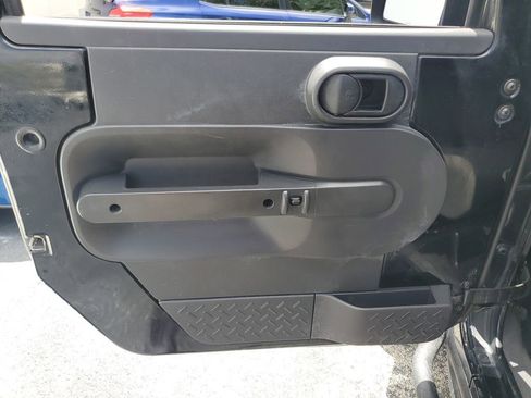 Used 2009 Jeep Wrangler Unlimited Rubicon w/ Dual Top Group AWD/4WD image 19