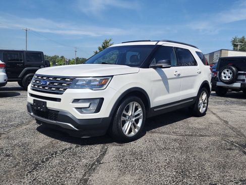Used 2017 Ford Explorer XLT w/ Equipment Group 202A AWD/4WD image 2