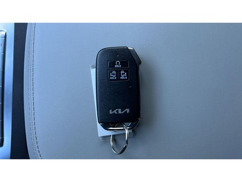 Used 2024 Kia Carnival EX image 34