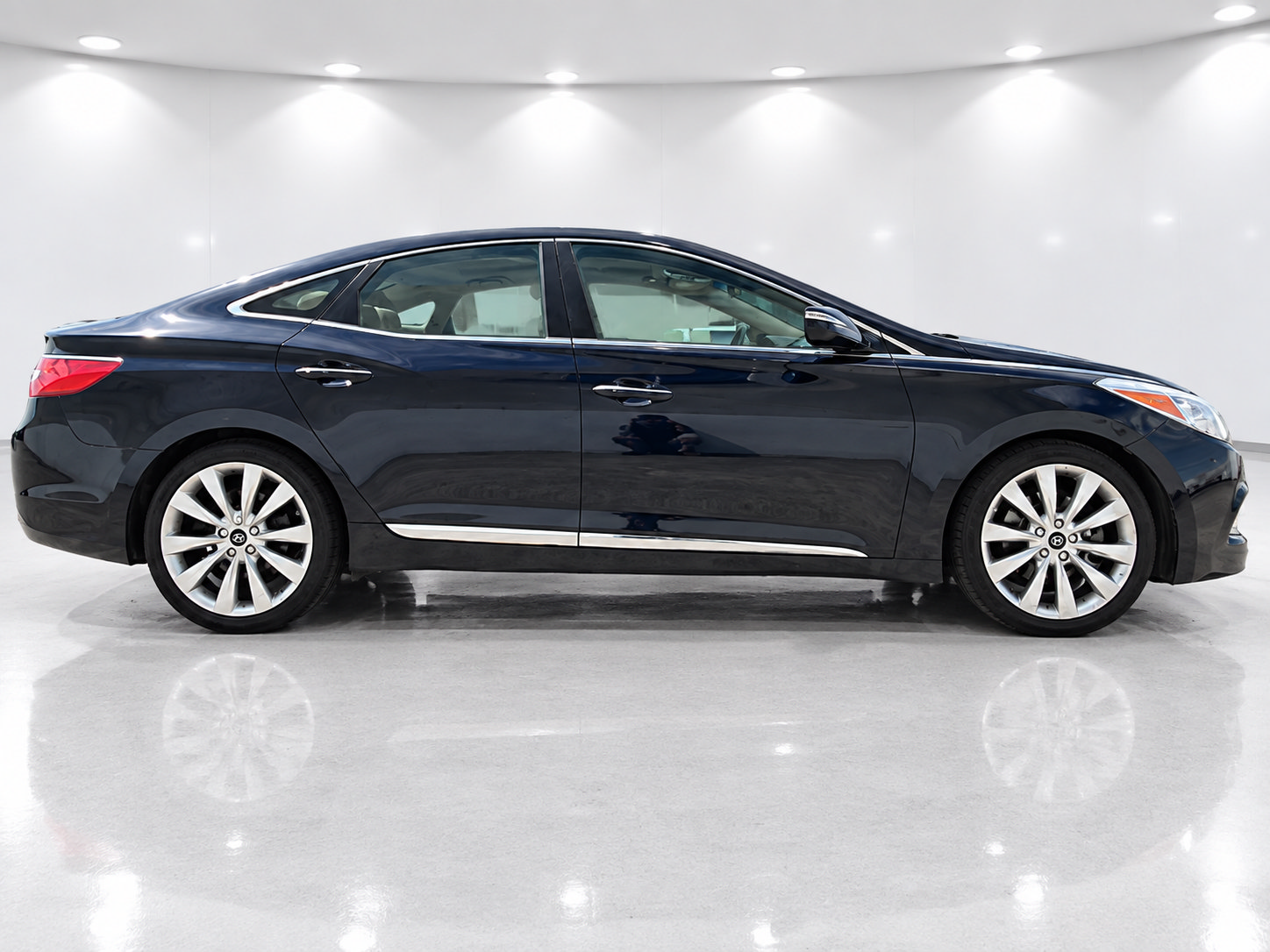 Used 2013 Hyundai Azera w/ Technology Pkg FWD image 3