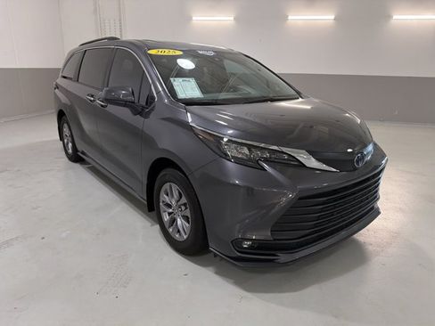 Used 2025 Toyota Sienna XLE w/ XLE Plus Package FWD image 4