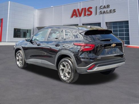 Used 2025 Chevrolet Trax LT w/ LT Convenience Package image 9