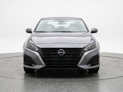 Used 2025 Nissan Altima 2.5 SV FWD image 2