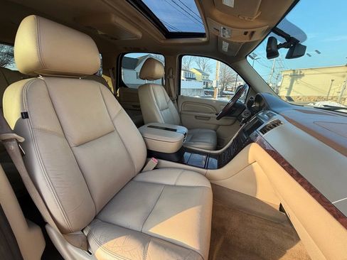Used 2011 Cadillac Escalade Premium image 12