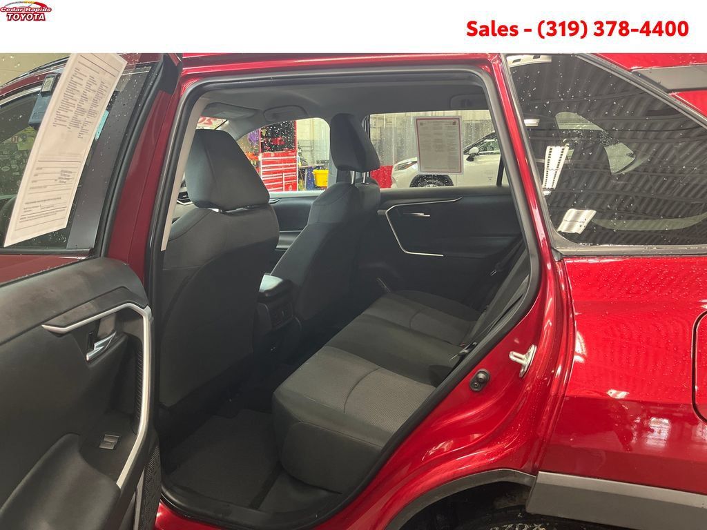 Certified 2022 Toyota RAV4 XLE w/ XLE Grade Weather Package AWD/4WD image 21