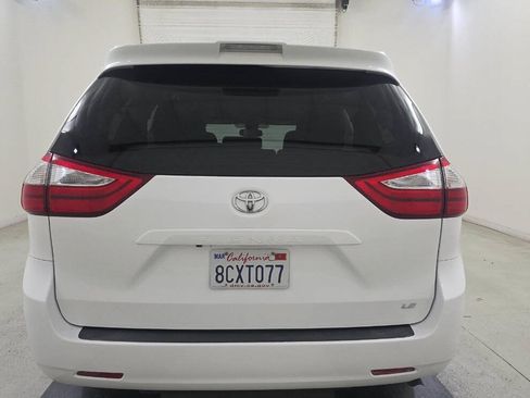 Used 2018 Toyota Sienna LE w/ Carpet Mat Package FWD image 3