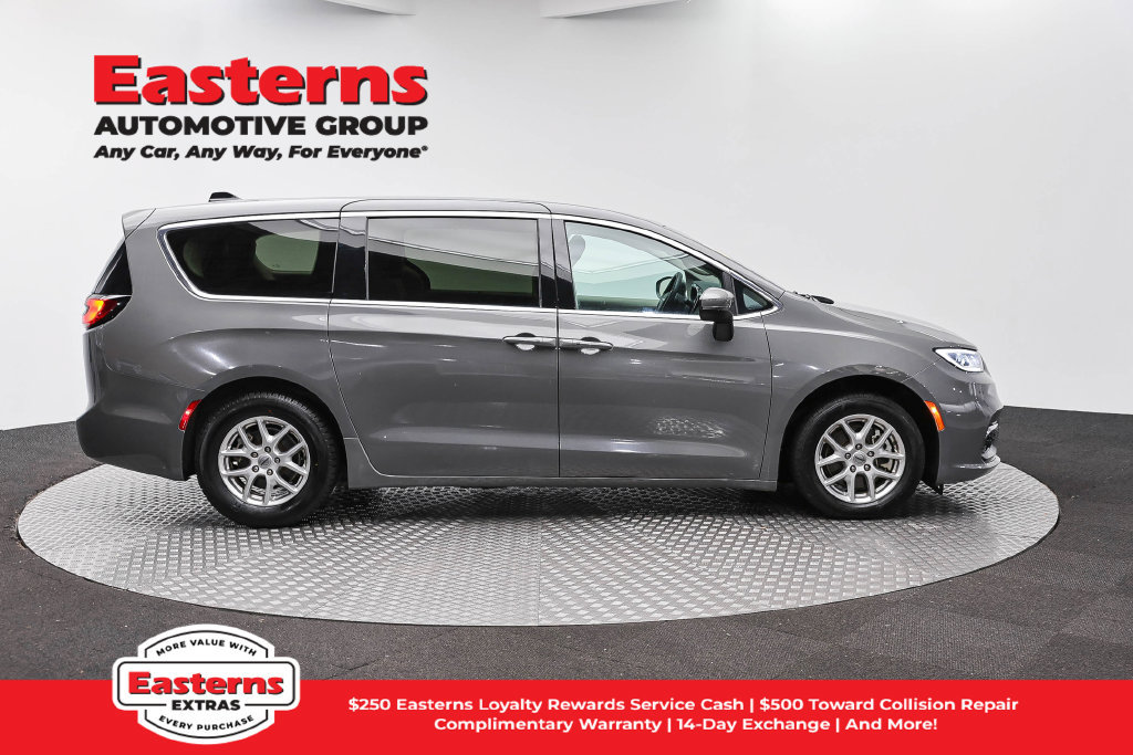 Used 2023 Chrysler Pacifica Touring-L FWD image 5