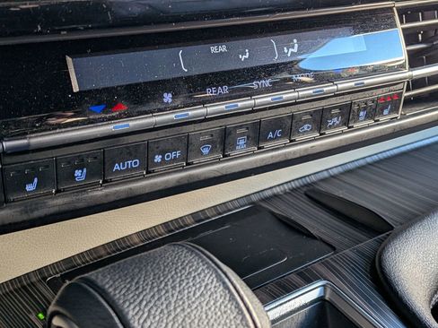 Certified 2023 Toyota Sienna Platinum image 22