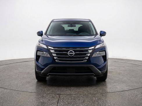 Used 2025 Nissan Rogue SV image 2