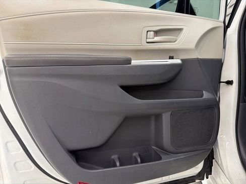 Certified 2021 Toyota Sienna LE w/ LE Plus Package FWD image 4