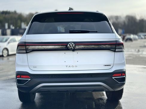Used 2025 Volkswagen Taos SE w/ Panoramic Sunroof Package image 6