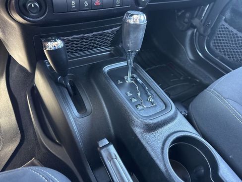 Used 2017 Jeep Wrangler Unlimited Sahara w/ Connectivity Group AWD/4WD image 17