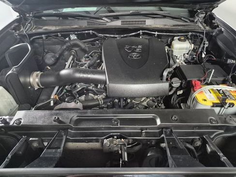 Used 2020 Toyota Tacoma TRD Off-Road w/ TRD Premium Off Road Package AWD/4WD image 8