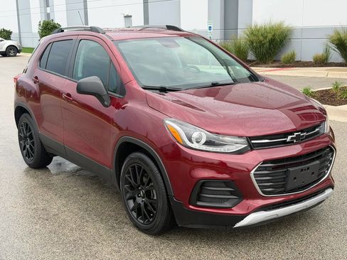 Used 2021 Chevrolet Trax LT w/ Sport Edition FWD image 3
