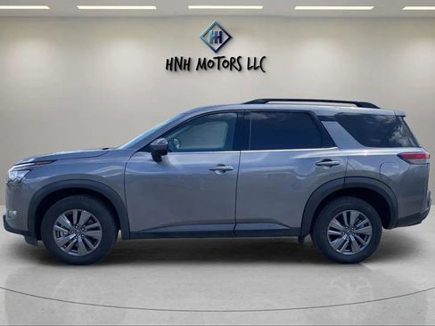 Used 2025 Nissan Pathfinder SV image 2