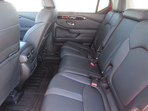 Used 2025 Honda Pilot Touring image 16