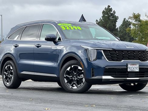 Certified 2025 Kia Sorento S image 2