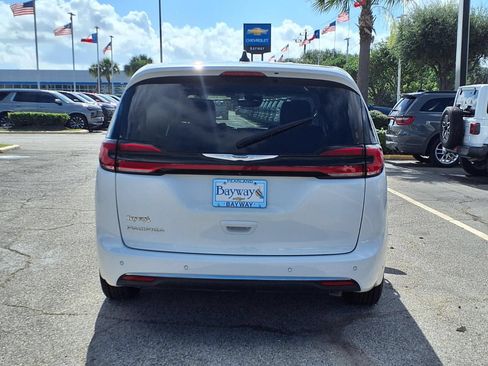Used 2023 Chrysler Pacifica Touring-L FWD image 22