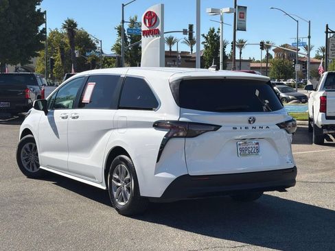 Certified 2023 Toyota Sienna LE FWD image 5