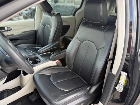 Certified 2023 Chrysler Pacifica Touring-L FWD image 12