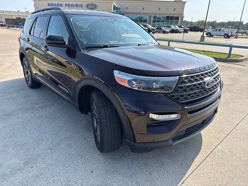Used 2023 Ford Explorer XLT w/ Equipment Group 202A RWD image 18