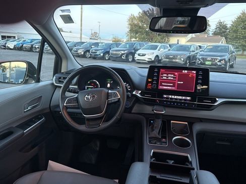 Used 2023 Toyota Sienna XLE image 37