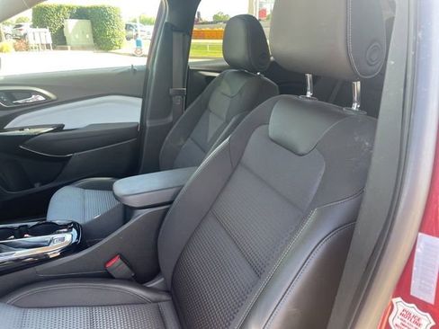 Used 2025 Chevrolet Trax LT w/ LT Convenience Package image 11