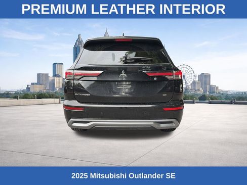 Used 2025 Mitsubishi Outlander SE FWD image 4