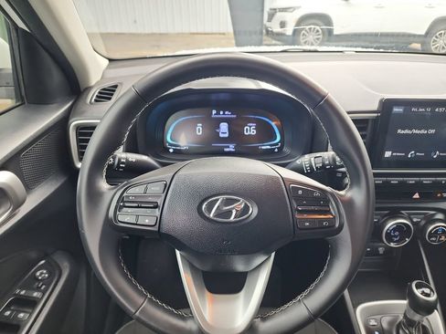 Used 2024 Hyundai Venue SEL FWD image 17