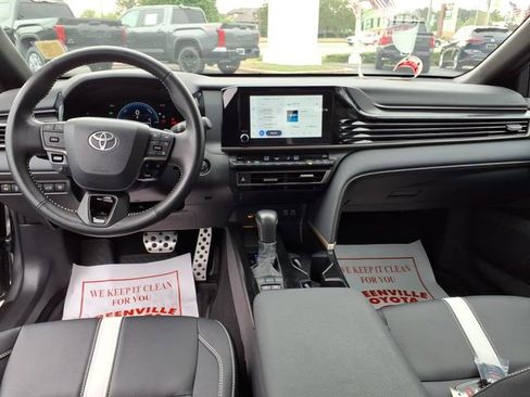 Used 2025 Toyota Camry SE FWD image 9