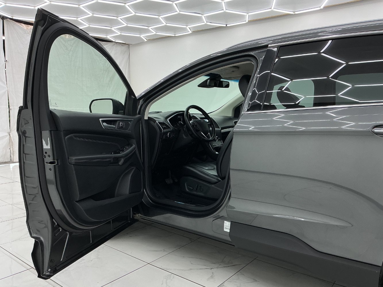 Used 2020 Ford Edge Titanium FWD image 16