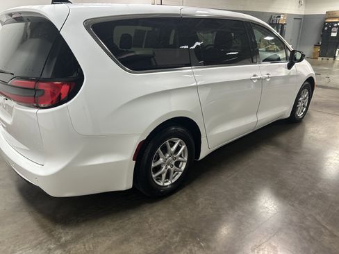 Used 2024 Chrysler Pacifica Touring-L image 3