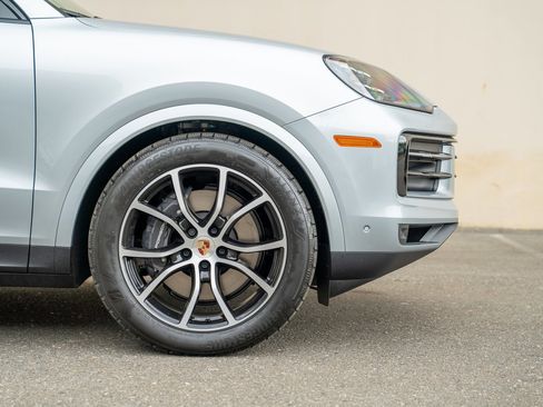Certified 2025 Porsche Cayenne AWD/4WD image 9