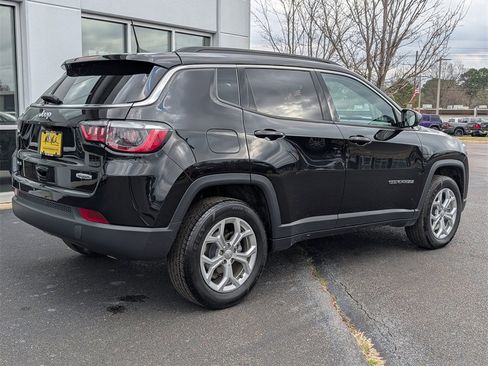 Used 2024 Jeep Compass Latitude image 4