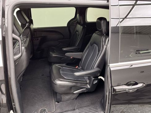 Used 2025 Chrysler Pacifica Select FWD image 10