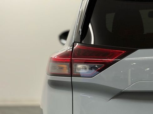 Used 2023 Nissan Rogue SL w/ SL Premium Package image 9