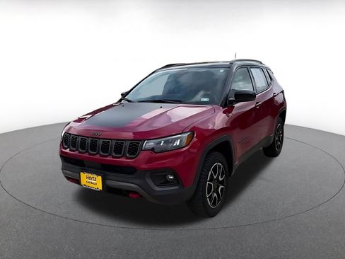 Used 2025 Jeep Compass Trailhawk AWD/4WD image 3