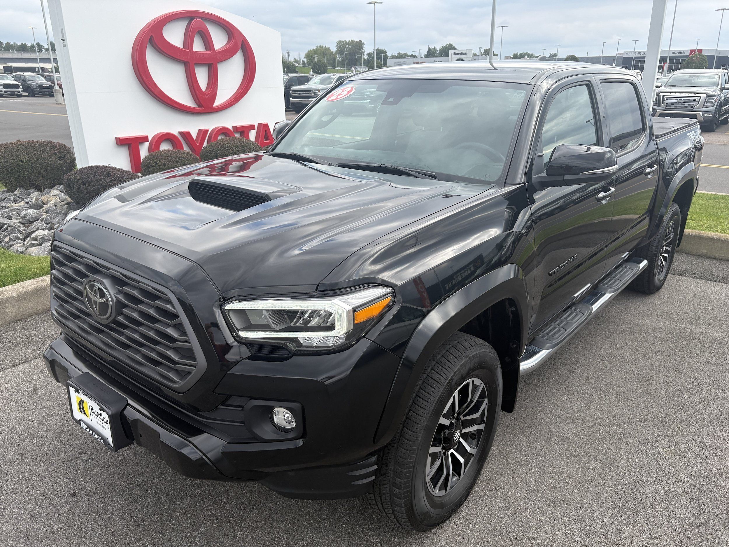 Certified 2023 Toyota Tacoma TRD Sport AWD/4WD image 1