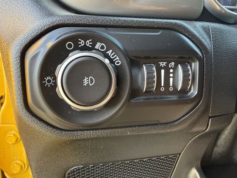 Used 2021 Jeep Wrangler Unlimited Sahara w/ Dual Top Group AWD/4WD image 18