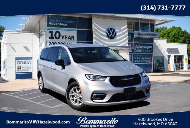 Used 2024 Chrysler Pacifica Touring-L FWD image 1