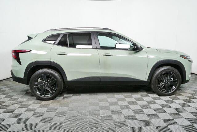 Used 2025 Chevrolet Trax ACTIV w/ Sunroof Package FWD image 2