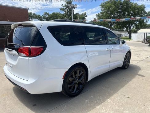 Used 2018 Chrysler Pacifica Touring-L Plus FWD image 45