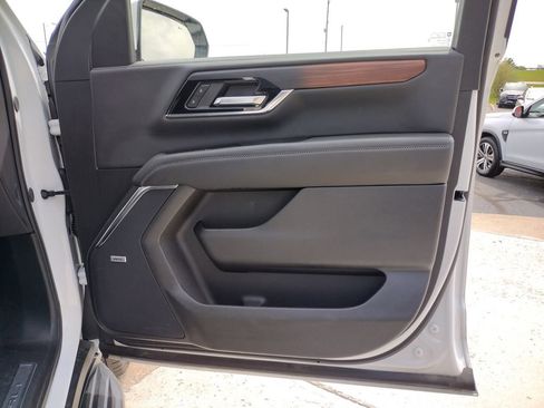 Used 2025 GMC Yukon XL Denali AWD/4WD image 34