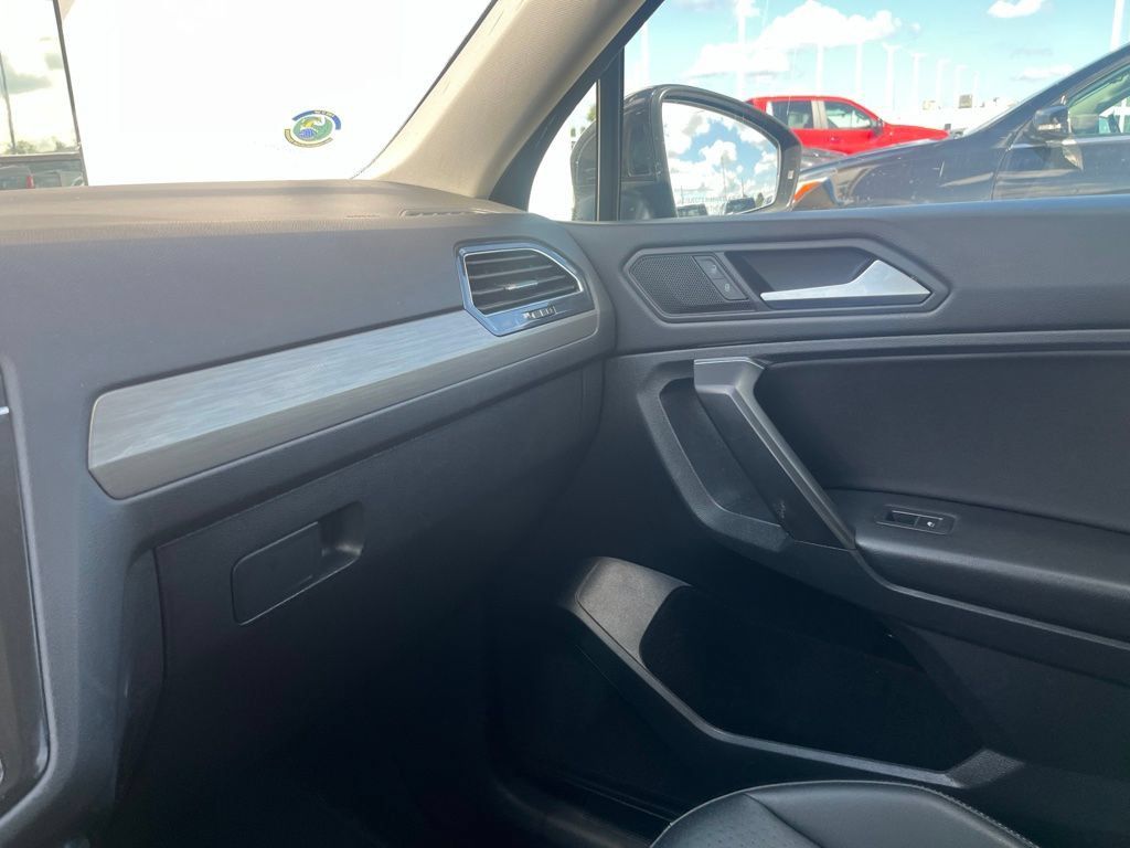 Used 2021 Volkswagen Tiguan SE FWD image 6