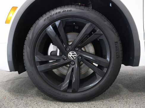 Used 2024 Volkswagen Tiguan SE R-Line image 5