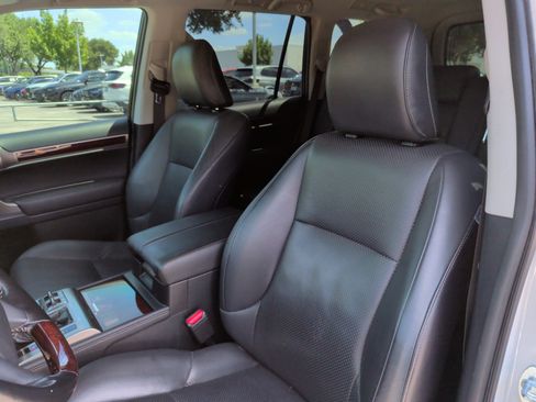 Used 2016 Lexus GX 460 Luxury w/ Preferred Accessory Package AWD/4WD image 24