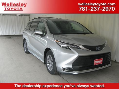 Used 2023 Toyota Sienna XLE image 1