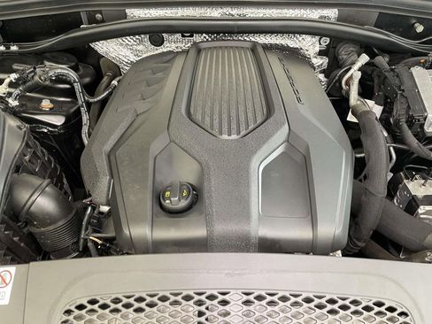 Certified 2023 Porsche Macan AWD/4WD image 24