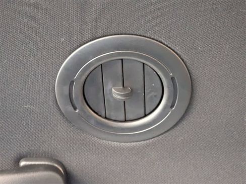 Used 2015 Dodge Grand Caravan SXT image 16